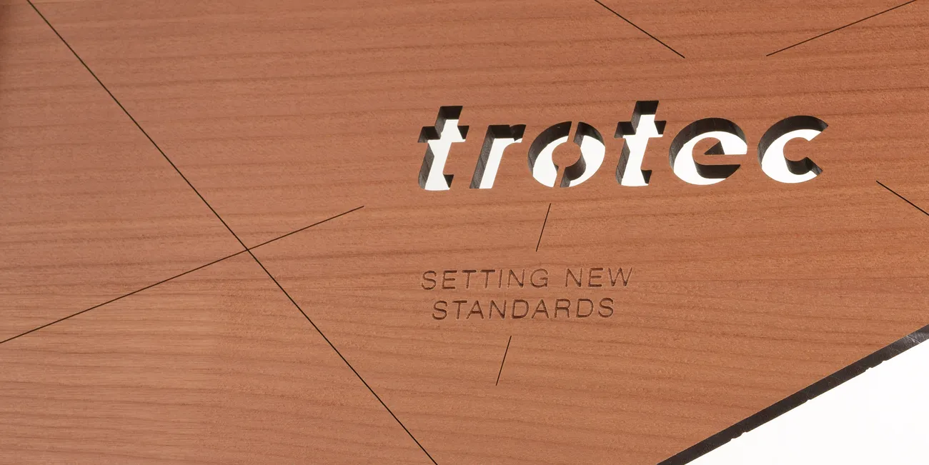 Grawerowanie laserowe Trotec z logo i tekstem "Setting New Standards" (Wyznaczanie nowych standardów)